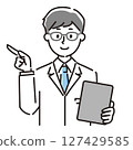 一名身穿白大褂的男子拿著剪貼板並指著 127429585