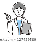 一位身穿白大褂的女士拿著剪貼板並指著 127429589