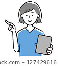 一名婦女拿著剪貼板並指著 127429616