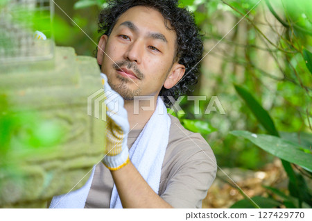 令人印象深刻的場景是，一名男子用他纖細的雙手仔細檢查燈籠表面苔蘚的狀況。 127429770