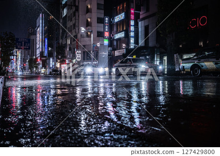 Rainy Shinjuku 3-chome, the downtown reflected in puddles, dark back alleys 127429800