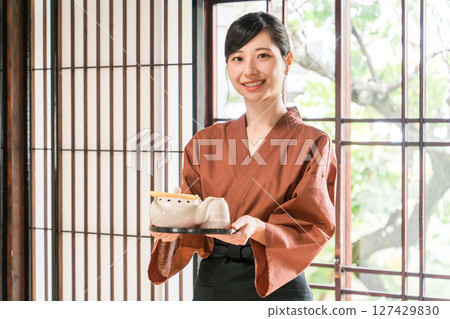 旅館和餐廳提供日本茶服務的女性工作人員、女服務生、女房東 127429830