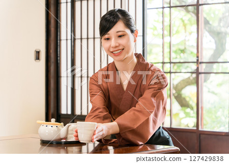 旅館和餐廳提供日本茶服務的女性工作人員、女服務生、女房東 127429838