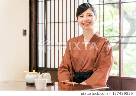 旅館和餐廳提供日本茶服務的女性工作人員、女服務生、女房東 127429839