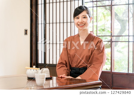 旅館和餐廳提供日本茶服務的女性工作人員、女服務生、女房東 127429840