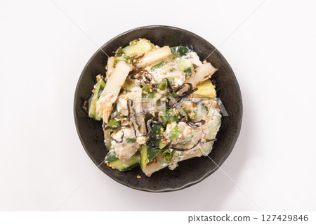 奶油乳酪、黃瓜和魚板,佐以鹹海帶 奶油乳酪、黃瓜和魚板,佐以鹹海帶 127429846