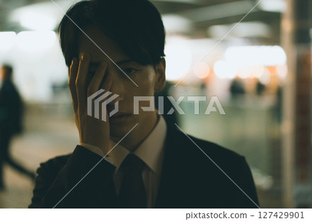 晚上的年輕商人 127429901