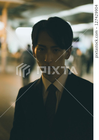 晚上的年輕商人 127429904