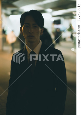 晚上的年輕男性商人 127429912