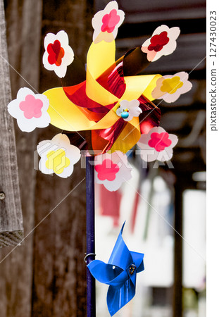 旅遊景點紀念品商店屋簷下展示的可愛小風車 旅遊景點紀念品商店屋簷下展示的可愛小風車 127430023