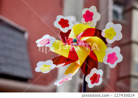 旅遊景點紀念品商店屋簷下展示的可愛小風車 127430024