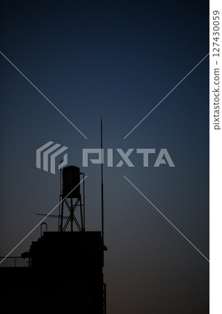 建築物屋頂上的水箱和傍晚的天空 127430059