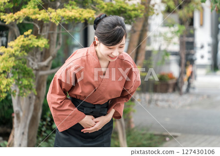 在老字號溫泉旅館、高級旅館、住宿設施中為遊客提供服務的中井女士和女房東。 在老字號溫泉旅館、高級旅館、住宿設施中為遊客提供服務的中井女士和女房東。 127430106