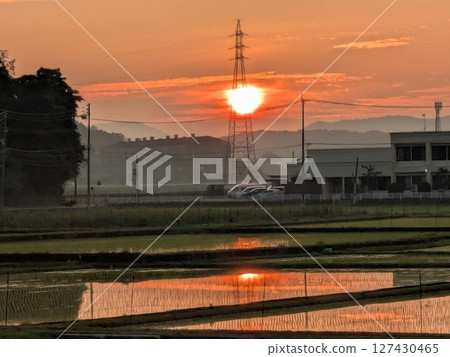 夕陽落在電線上 夕陽落在電線上 127430465
