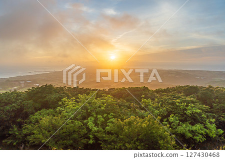 從南島的山上欣賞美麗的日出 從南島的山上欣賞美麗的日出 127430468