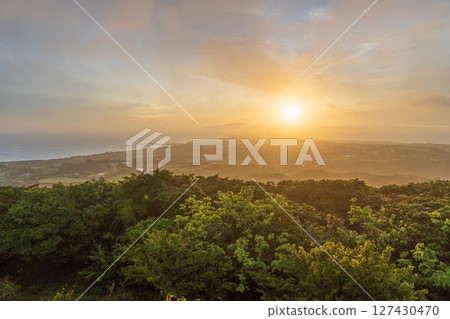 從南島的山上欣賞美麗的日出 從南島的山上欣賞美麗的日出 127430470