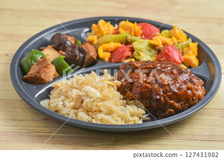 Hamburger lunch plate 127431982