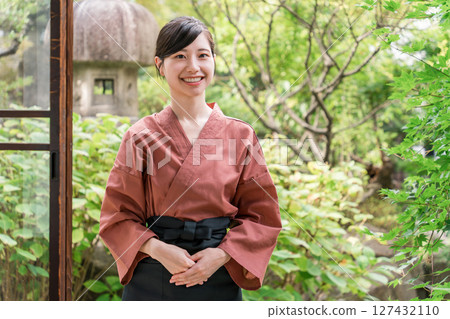 在老字號溫泉旅館、高級旅館、旅館工作的中井小姐和女房東 在老字號溫泉旅館、高級旅館、旅館工作的中井小姐和女房東 127432110