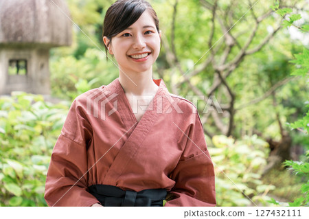 在老字號溫泉旅館、高級旅館、旅館工作的中井小姐和女房東 在老字號溫泉旅館、高級旅館、旅館工作的中井小姐和女房東 127432111