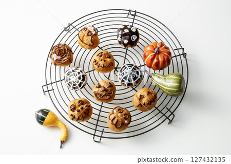 萬聖節裝飾的小奶油泡芙 127432135