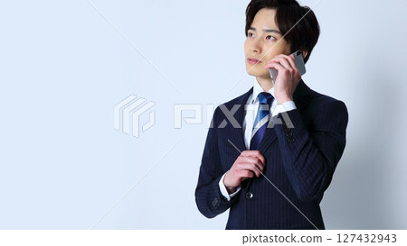 一位時尚商人手持智慧型手機的圖片 一位時尚商人手持智慧型手機的圖片 127432943