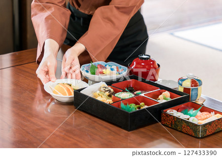 在旅館、客房或私人房間提供食物的女性工作人員的手 127433390