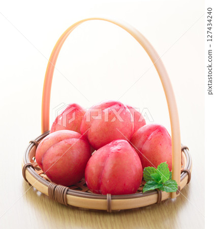 Early plums 127434240