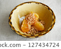 Baked apple and crumble snack 127434724