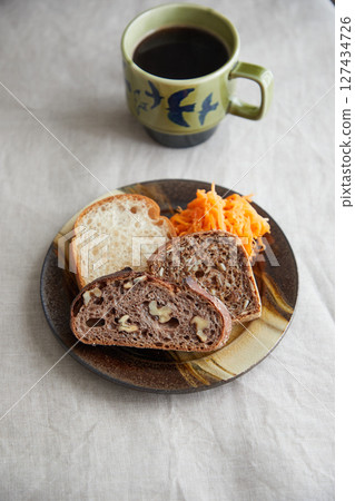 三種麵包和胡蘿蔔rapée的健康早餐 127434726