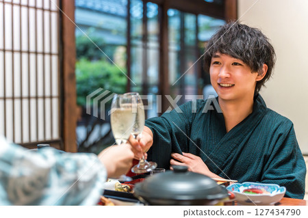 一對夫婦在宴會上用香檳和氣泡酒舉杯慶祝 127434790