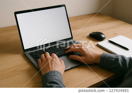 男手操作一台筆記本電腦 127434891