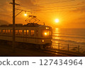 火車在海岸線上運行 127434964