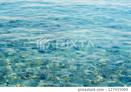 Underwater Serenity Glimpses of Pebbles Through Azure Waters, a Tranquil Ocean Scene 127435009