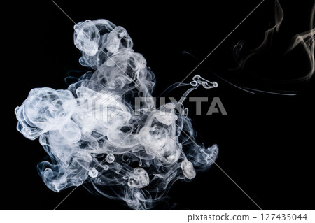 蒸氣漂浮在黑色背景前 127435044