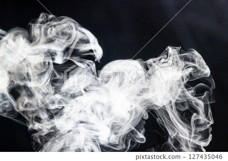 蒸氣漂浮在黑色背景前 蒸氣漂浮在黑色背景前 127435046