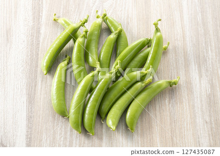 Fresh snap pea 127435087