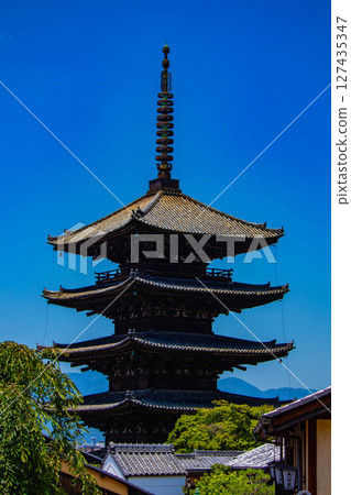 [Kyoto scenery] Hokanji Temple: The beautiful silhouette of Yasaka Pagoda 127435347