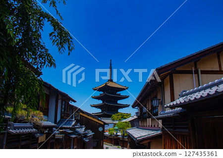 [Kyoto scenery] Hokanji Temple: The beautiful silhouette of Yasaka Pagoda 127435361