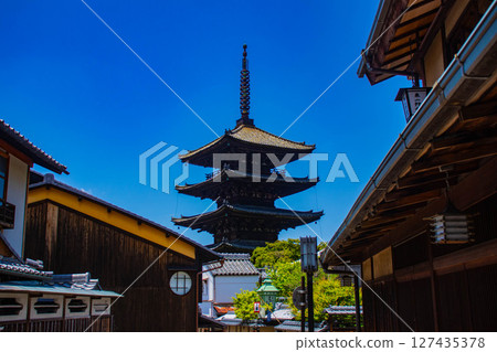 [Kyoto scenery] Hokanji Temple: The beautiful silhouette of Yasaka Pagoda 127435378