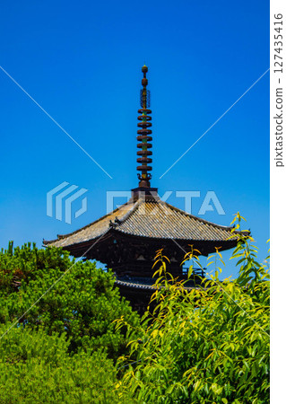 [Kyoto scenery] Hokanji Temple: The beautiful silhouette of Yasaka Pagoda 127435416