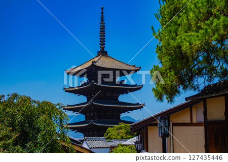 [Kyoto scenery] Hokanji Temple: The beautiful silhouette of Yasaka Pagoda 127435446