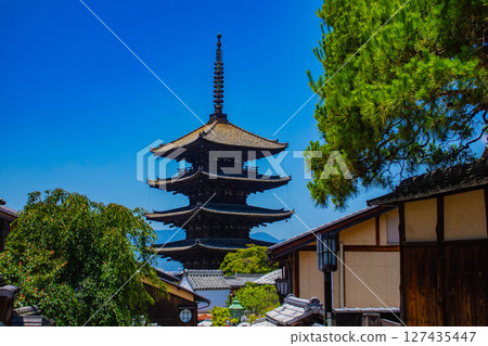 [Kyoto scenery] Hokanji Temple: The beautiful silhouette of Yasaka Pagoda 127435447