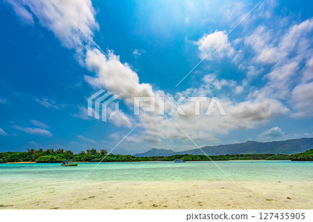 A spectacular view of Ishigaki Island's crystal clear waters and white sand beaches 127435905