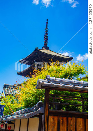 [Kyoto scenery] Hokanji Temple: The beautiful silhouette of Yasaka Pagoda 127435970
