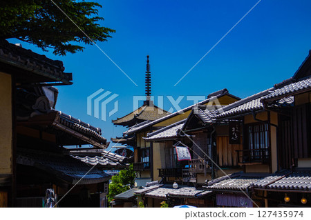[Kyoto scenery] Hokanji Temple: The beautiful silhouette of Yasaka Pagoda 127435974