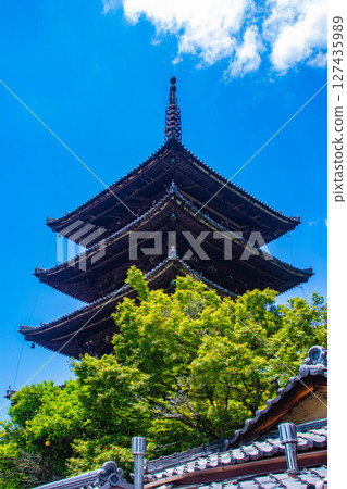 [Kyoto scenery] Hokanji Temple: The beautiful silhouette of Yasaka Pagoda 127435989