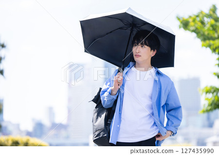 一個男人拿著陽傘 127435990