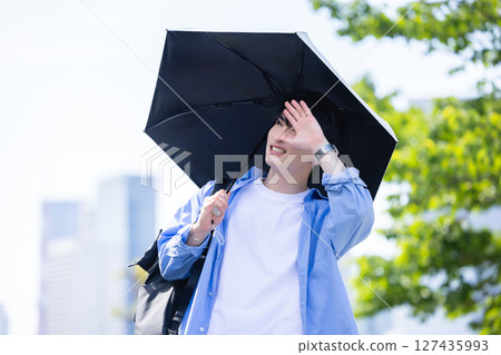 一個男人拿著陽傘 127435993