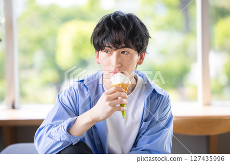 男人吃軟冰淇淋 127435996