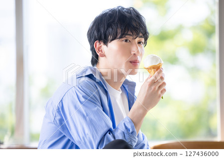 男人吃軟冰淇淋 127436000